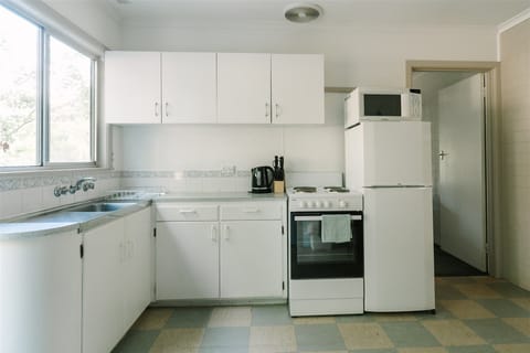 King Parrot Room | Private kitchen | Coffee/tea maker, electric kettle, cookware/dishes/utensils