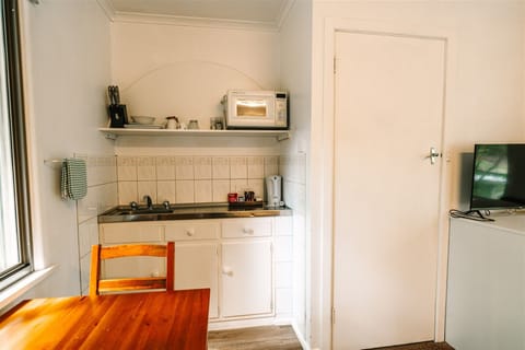 Mt Buffalo Room | Private kitchen | Coffee/tea maker, electric kettle, cookware/dishes/utensils