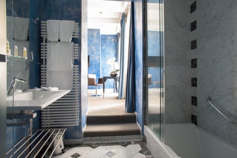 Deluxe Double Room | Bathroom | Combined shower/tub, designer toiletries, hair dryer, bathrobes