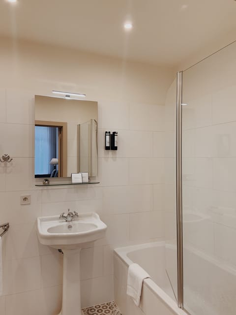 Junior Suite | Bathroom | Free toiletries, hair dryer, slippers, towels