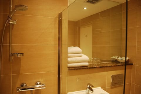 Combined shower/tub, hair dryer, towels