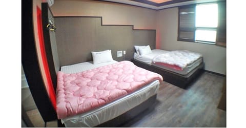 Twin Room | Free WiFi, bed sheets