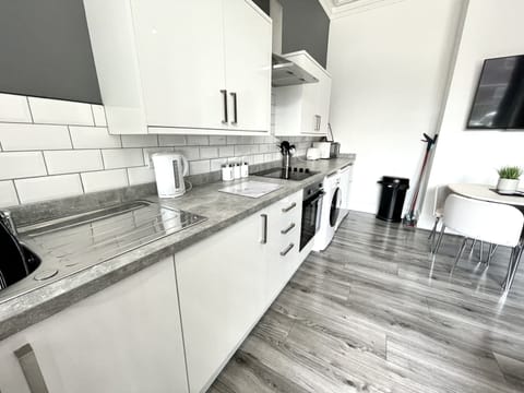 Luxury Apartment, Jetted Tub (Reads Selmes ) | Shared kitchen