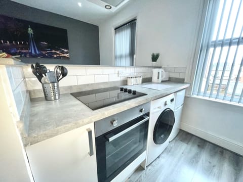 Deluxe Apartment, Jetted Tub (Reads Ditchburn ) | Shared kitchen