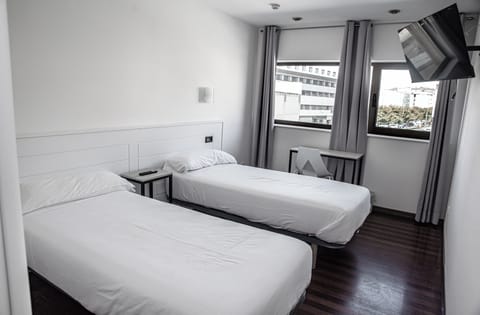 Double Room (Accesible) | Desk, free WiFi, bed sheets
