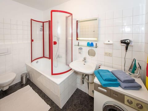 Apartment | Bathroom | Combined shower/tub, towels