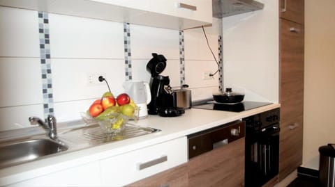 City Studio (Maye, incl. 60 EUR Cleaning Fee) | Private kitchen | Full-size fridge, microwave, oven, stovetop