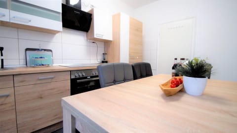 Deluxe Apartment | Private kitchen | Full-size fridge, microwave, oven, stovetop