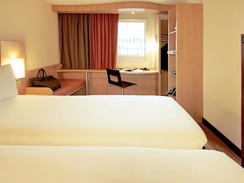 Standard Room, 2 Twin Beds | In-room safe, desk, soundproofing, free WiFi