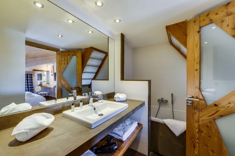 Triple Room, Mezzanine | Bathroom | Hair dryer, bathrobes, slippers, towels