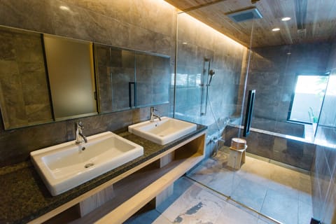 Executive Suite, King Double Bed, Non Smoking (51 Sqm) | Bathroom sink