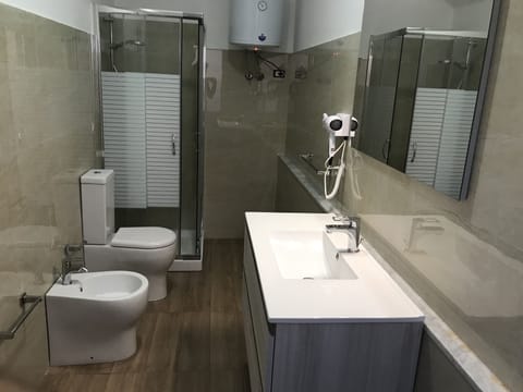 Double Room, Balcony | Bathroom | Shower, free toiletries, hair dryer, bidet