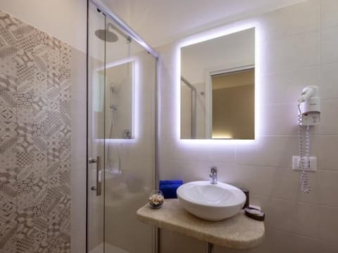 Standard Triple Room | Bathroom | Shower, rainfall showerhead, free toiletries, hair dryer