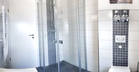 Marina Müritz Apartment | Bathroom | Shower, toilet paper