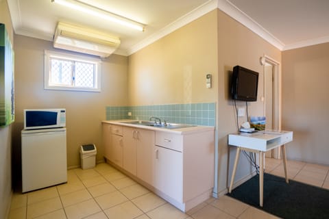 Standard Suite, 2 Bedrooms, Non Smoking, Kitchenette (Unit) | Private kitchen | Fridge, coffee/tea maker, electric kettle