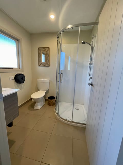 Superior Double Room | Bathroom | Shower, towels