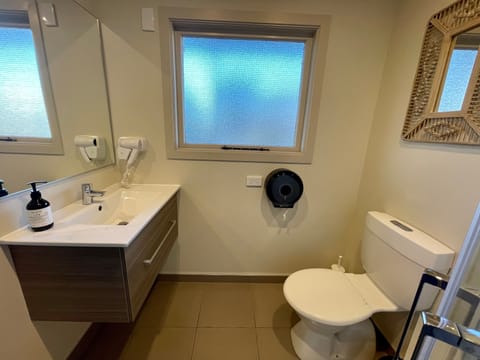 Superior Double Room | Bathroom | Shower, towels