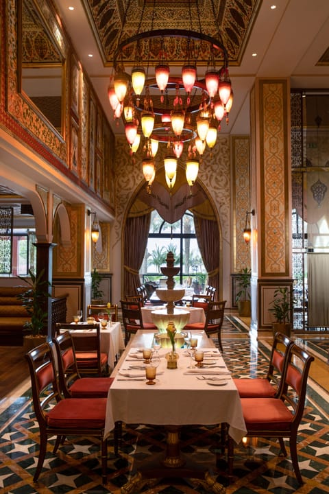 10 restaurants, breakfast, lunch, dinner served; international cuisine