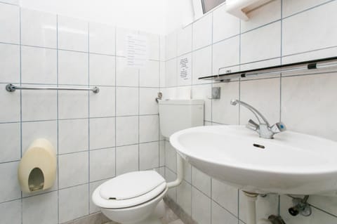 Triple Room, Terrace, Sea View | Bathroom | Shower, towels