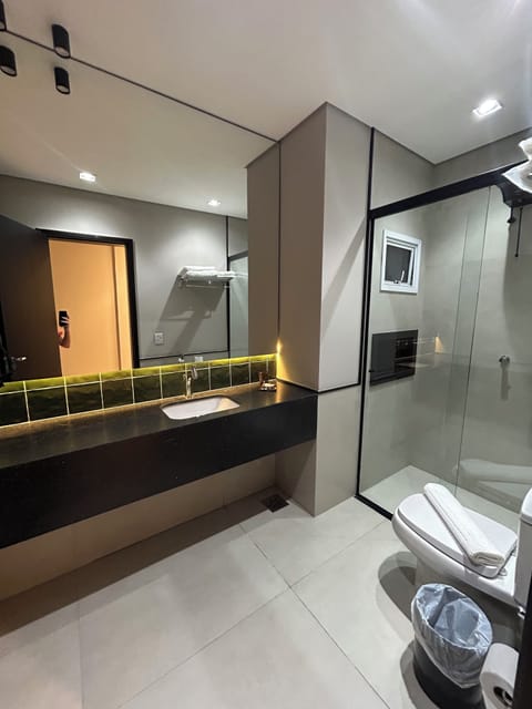 Luxury Double Room | Bathroom | Free toiletries, hair dryer, towels