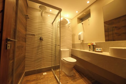 Deluxe Room | Bathroom | Combined shower/tub, rainfall showerhead, free toiletries, towels