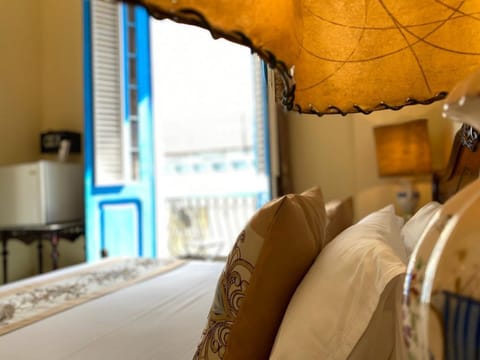 Traditional Suite | Minibar, in-room safe, individually decorated, individually furnished