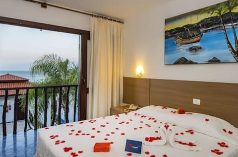 Deluxe Room, Sea View (1st to 3rd floor) | Minibar, in-room safe, desk, bed sheets