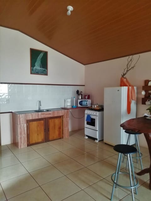 Family House, 3 Bedrooms, Non Smoking | Private kitchen | Full-size fridge, microwave, stovetop, coffee/tea maker