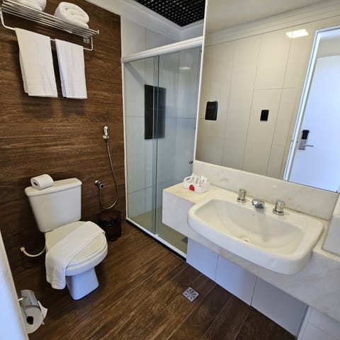 Double Room | Bathroom | Shower, free toiletries, towels