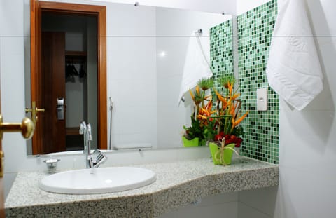 Quarto Luxo Terreo | Bathroom | Shower, free toiletries, towels