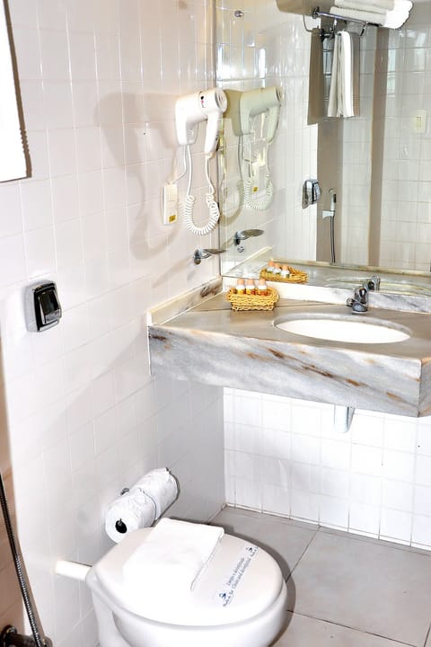 Luxury Room, Sea Facing | Bathroom | Combined shower/tub, free toiletries, hair dryer, towels