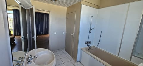 Family Room, 5 Guests | Bathroom | Towels