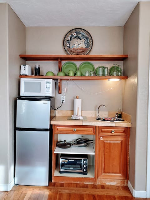 Hideaway Room  | Private kitchenette | Fridge, microwave, coffee/tea maker, toaster