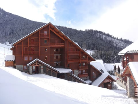 This building has an unbeatable location, right on the pistes!
