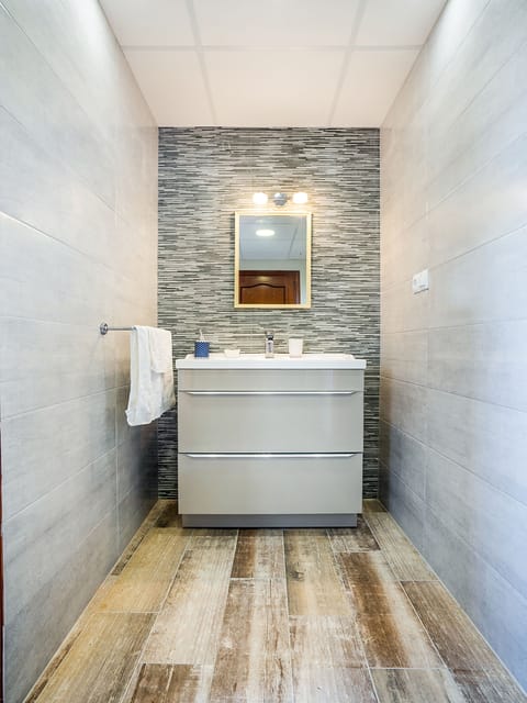 Family Studio | Bathroom | Combined shower/tub, towels