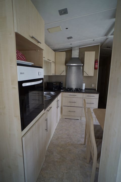 Chalet | Private kitchen | Fridge, microwave, oven, stovetop