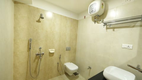Standard Double Room | Bathroom | Shower, free toiletries, towels