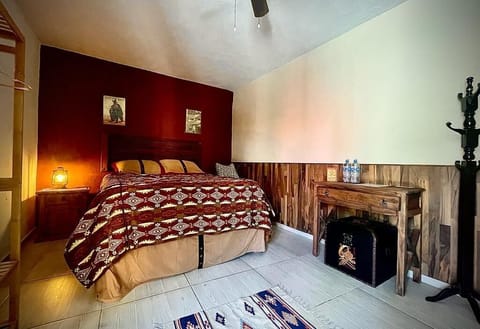 Habitación Queen Size | Down comforters, individually decorated, individually furnished, desk