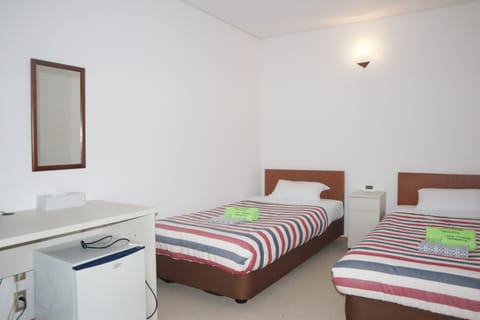 Economy Twin Room | Desk, blackout drapes, free WiFi, bed sheets
