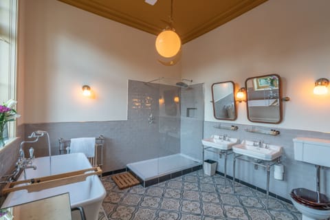 Deluxe Double Room (Riverview) | Bathroom | Towels