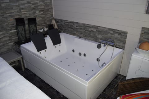 Sauna, spa tub, steam room