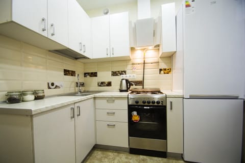 Apartment (Nezavisimosty prospect 52/3) | Private kitchen | Fridge, microwave, stovetop, electric kettle