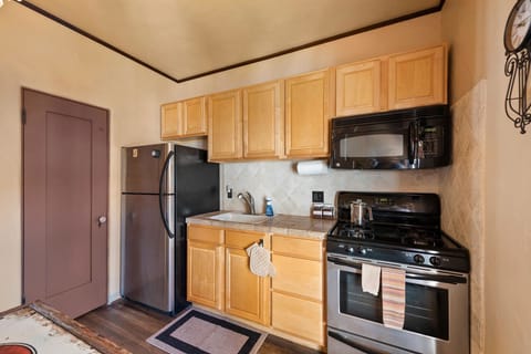 Grotto Studio | Private kitchen | Fridge, microwave, oven, stovetop