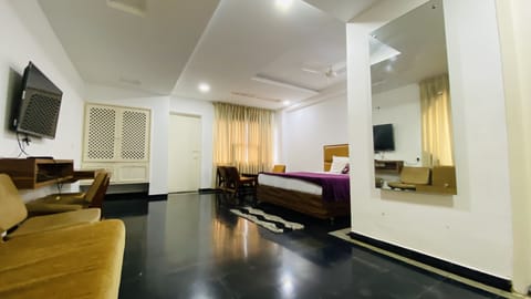Deluxe Room, 1 King Bed | Laptop workspace, rollaway beds, free WiFi