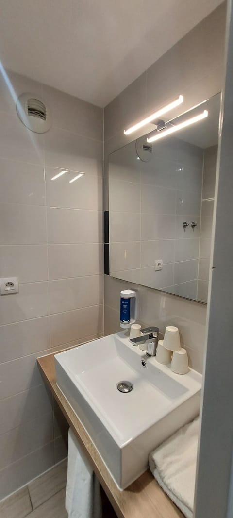 Family Room | Bathroom | Shower, free toiletries, hair dryer, towels