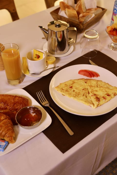 Daily continental breakfast (XOF 7500 per person)