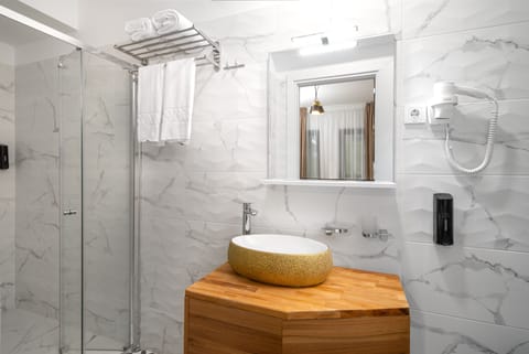 Superior Studio Suite | Bathroom | Shower, rainfall showerhead, hair dryer, towels