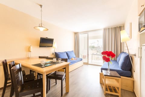 Come and stay in our charming apartment by the beach!