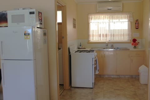 Basic Duplex, 2 Bedrooms (Cuttlefish) | Private kitchen | Full-size fridge, microwave, oven, stovetop