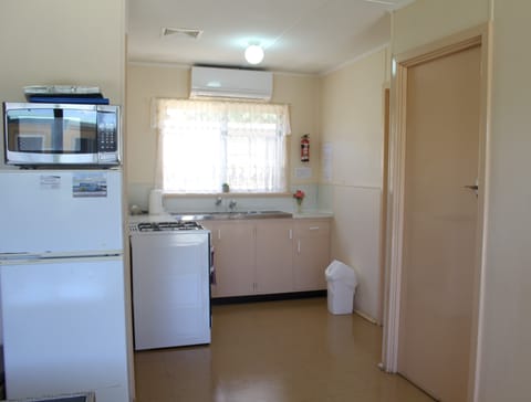 Basic Duplex, 2 Bedrooms (Starfish) | Private kitchen | Full-size fridge, microwave, oven, stovetop